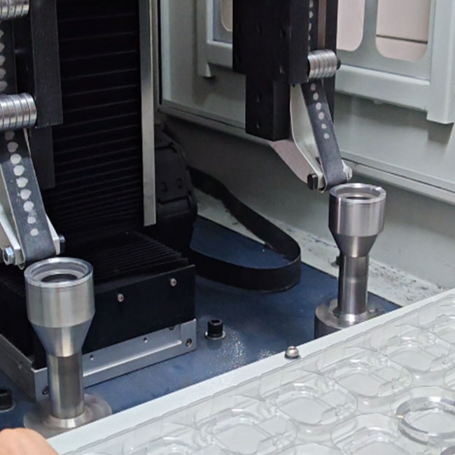 Yüksek verimlilikli 2 istasyonlu CNC fırçalama makinesi Düzenli şekilli yuvarlak kapağın özel düz ve yan işlemleri 7