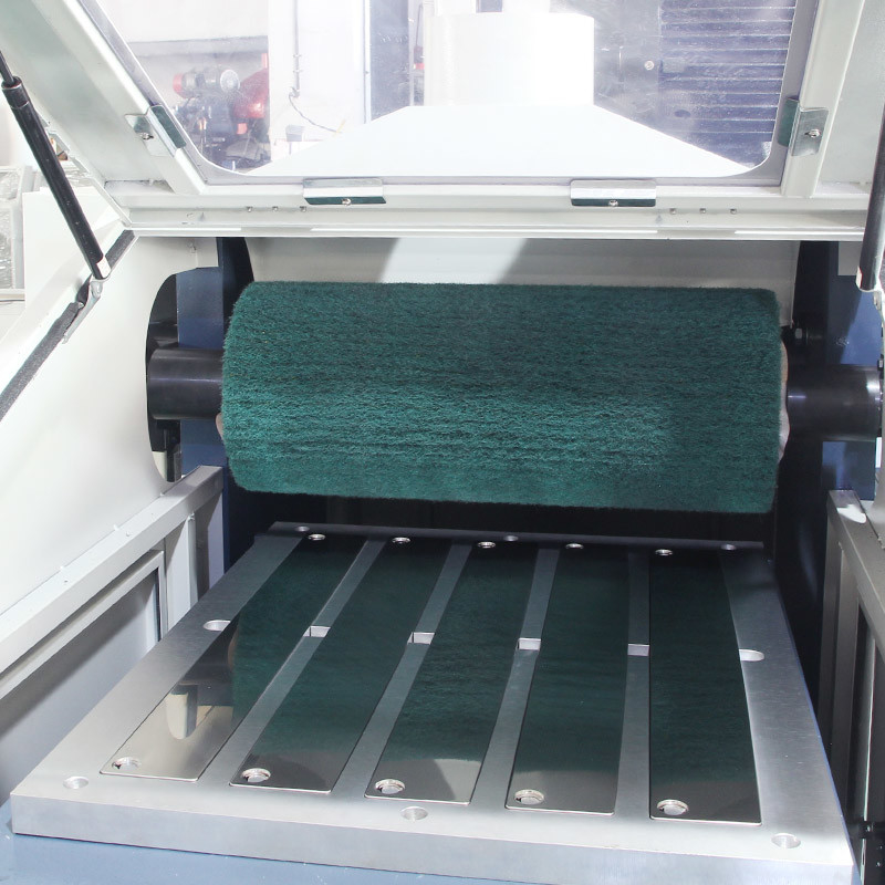 11.8KW Vakum Adsorpsiyon Paslanmaz Çelik Yaprak Düz Kenarlı Metal Plakası Poliş Makinesi Çevre Dostu Kapaklı