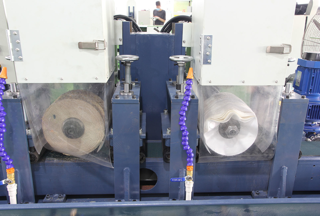 Metal paslanmaz çelik kilit paneli 150mm genişliğinde 2 taşlama kafası su zımparası metal bantlı zımpara makinesi