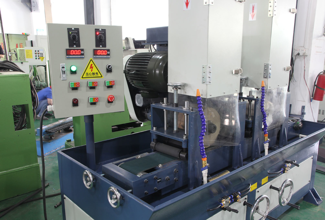 Metal paslanmaz çelik kilit paneli 150mm genişliğinde 2 taşlama kafası su zımparası metal bantlı zımpara makinesi